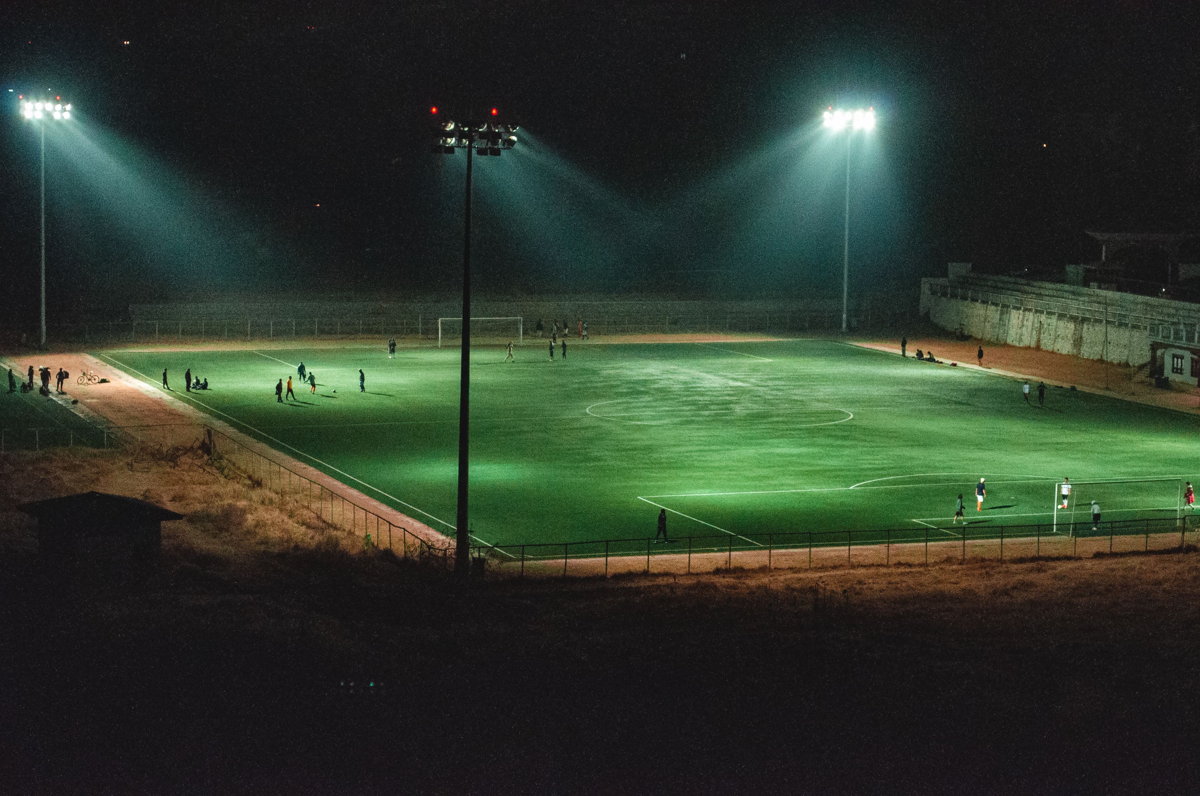Cancha de fútbol iluminada de noche
